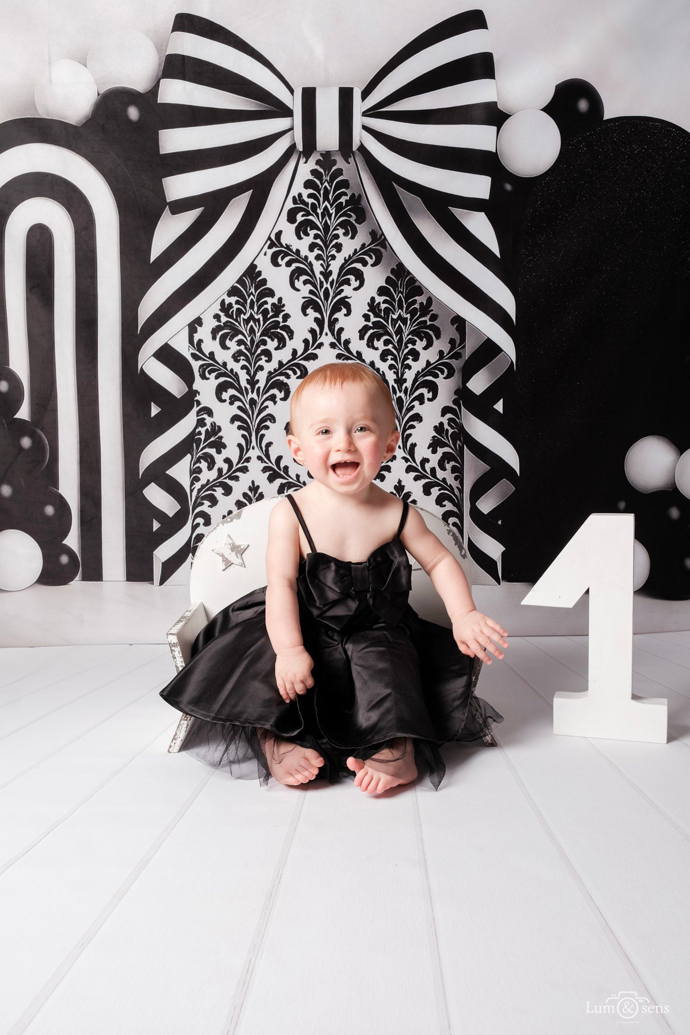 Kate Anniversaire Noir Blanc Nœud Ballons Toile de fond conçu par Ashley Paul - Kate Backdrop FR