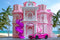 Kate Poupée de mode Rose Villa Voiture Plage Toile de fond conçue par Mini MakeBelieve - Kate Backdrop FR