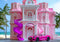 Kate Poupée de mode Rose Villa Voiture Plage Toile de fond conçue par Mini MakeBelieve - Kate Backdrop FR