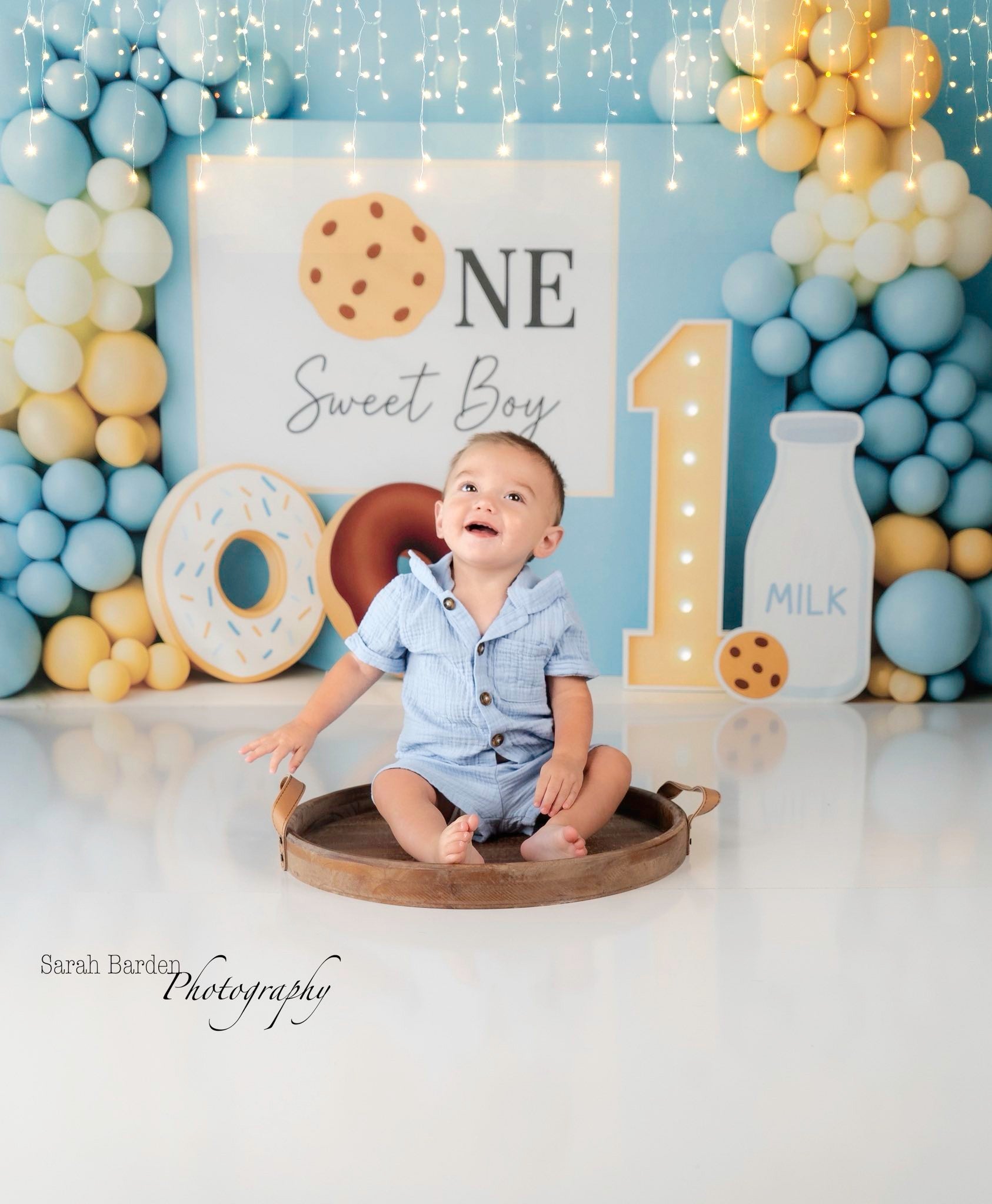 Kate Anniversaire Garçon Ballons Donut Lait Toile de fond conçue par Patty Roberts - Kate Backdrop FR