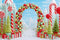 Kate Noël Bonbons Arche Ruelle Neige Toile de fond conçue par Patty Roberts - Kate Backdrop FR
