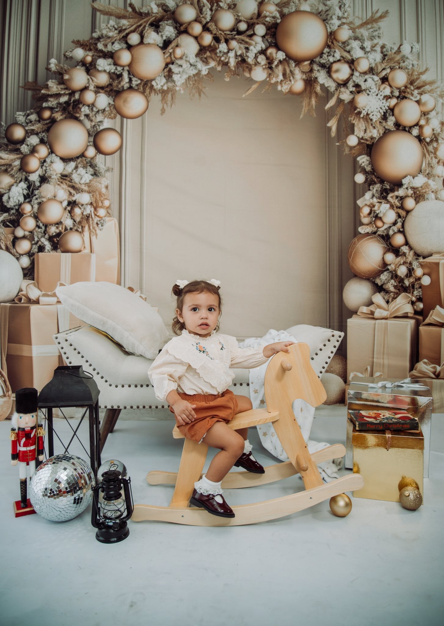 Kate Noël Arche Boules Cadeaux Or Toile de fond conçue par Patty Roberts