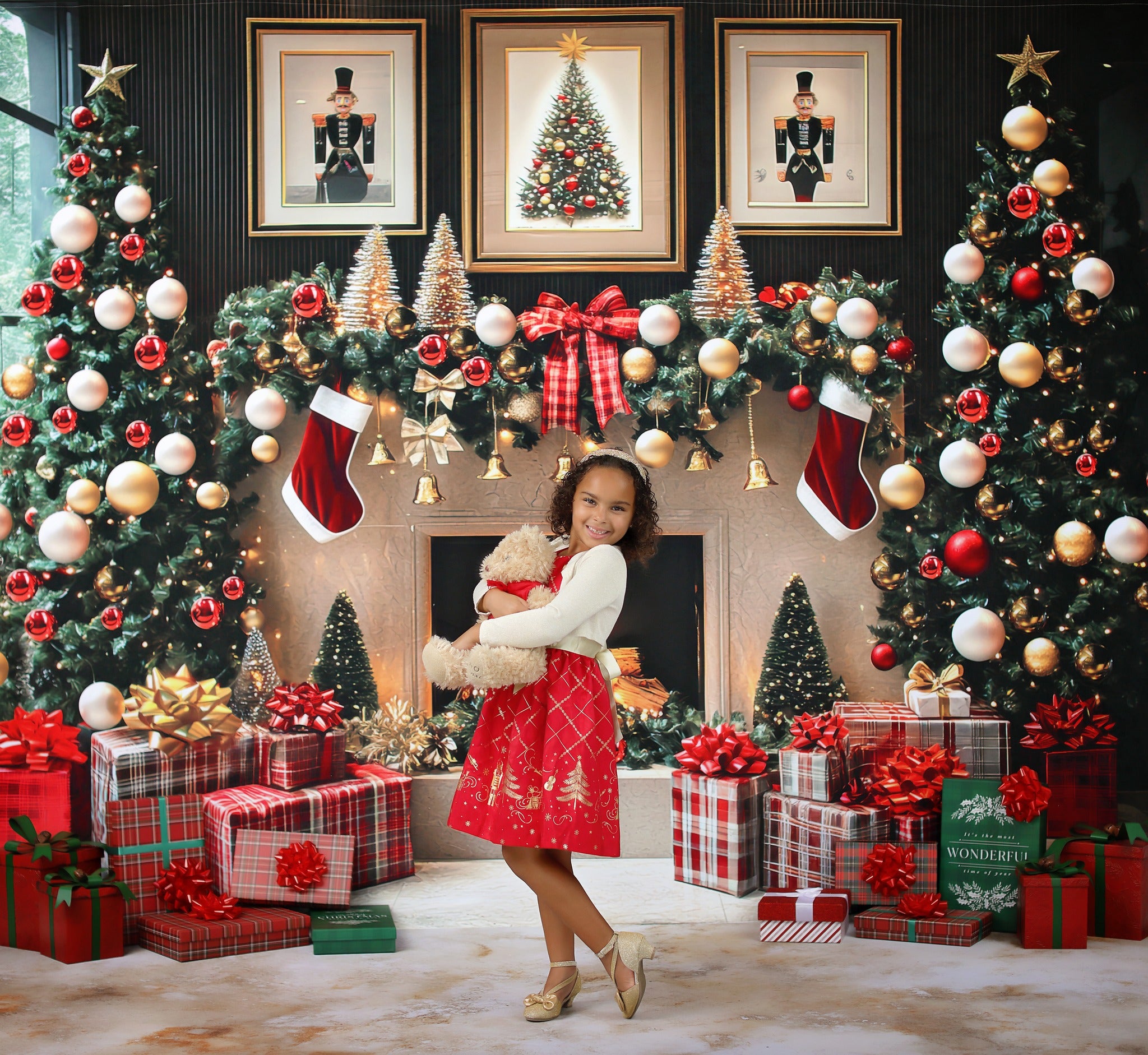 Kate Noël Cheminée Boules Cadres Sapins Toile de fond conçue par Mini MakeBelieve