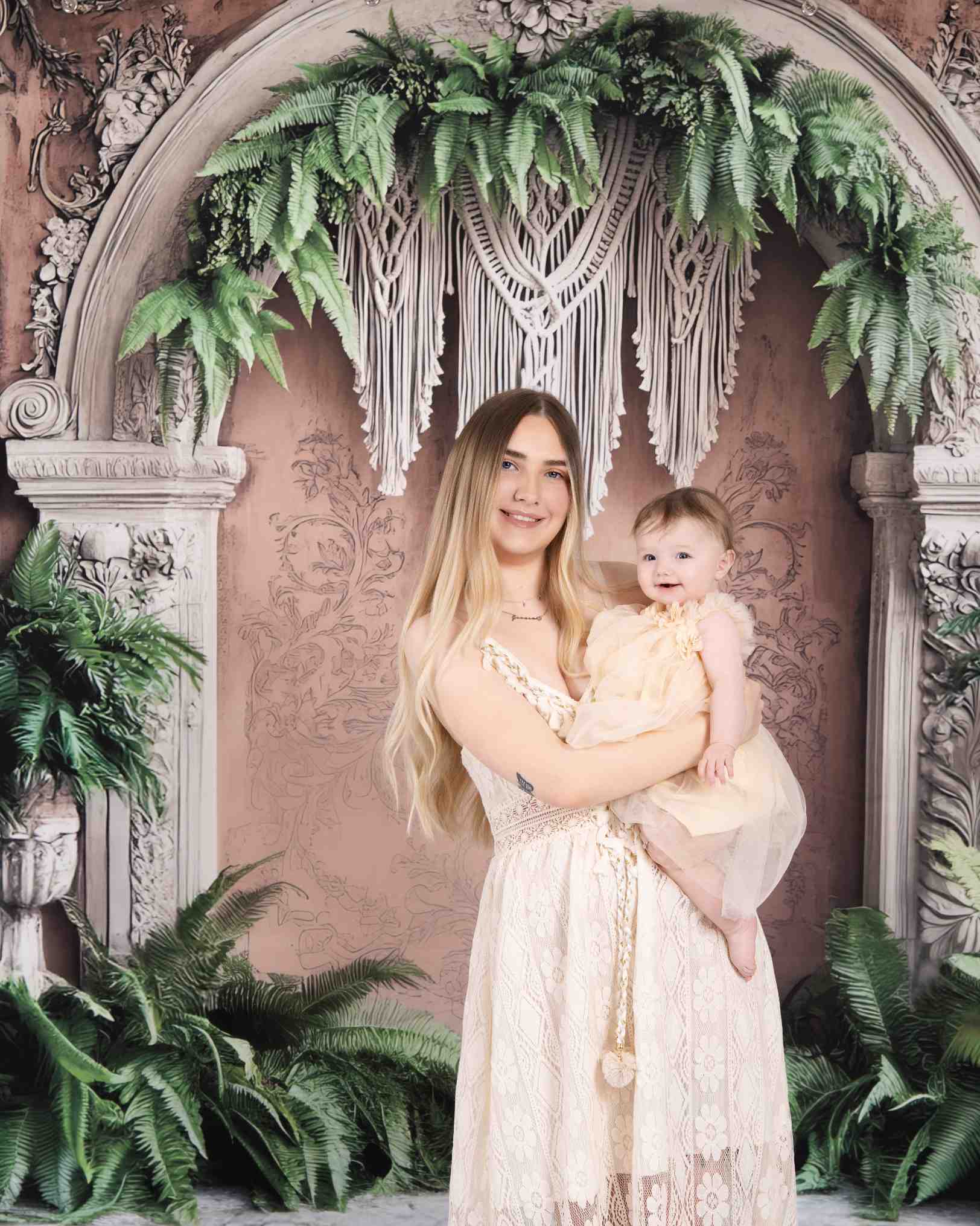 Kate Sweep Mur-à-Sol Bohème Tropical Arche Plantes Toile de fond conçue par Mini MakeBelieve