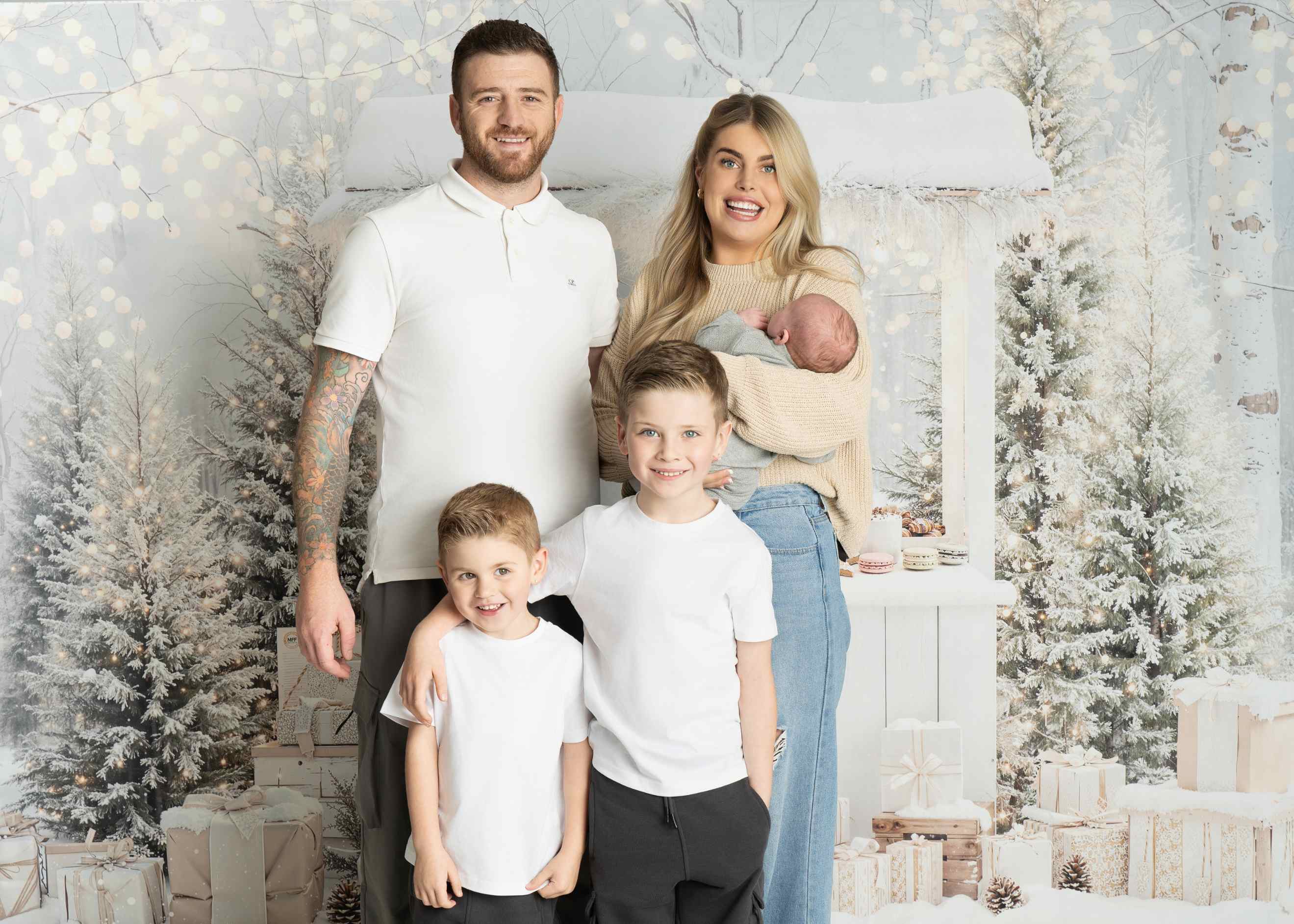 Kate Hiver Stand Chocolat Sapins Cadeaux Toile de fond conçue par Emetselch