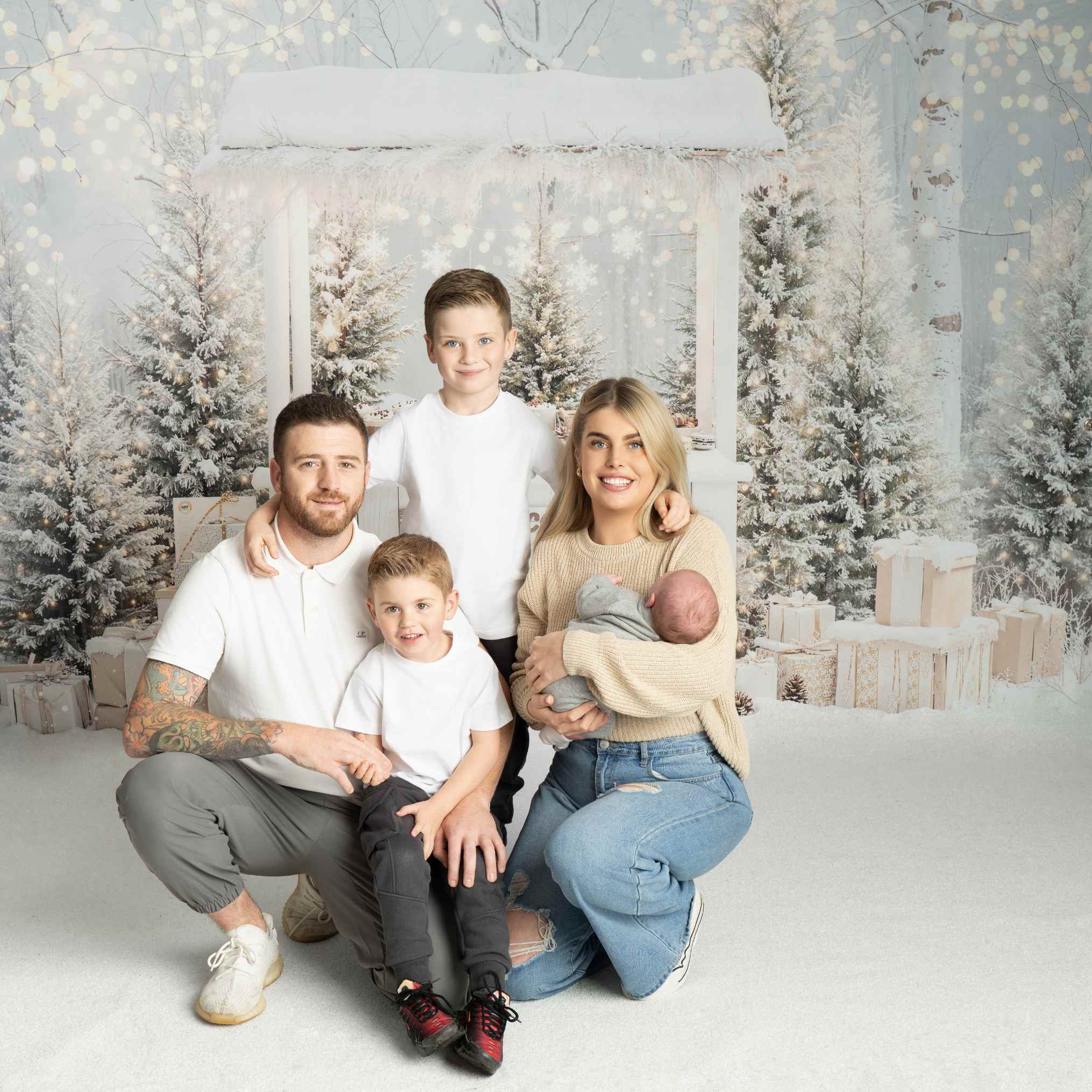 Kate Hiver Stand Chocolat Sapins Cadeaux Toile de fond conçue par Emetselch