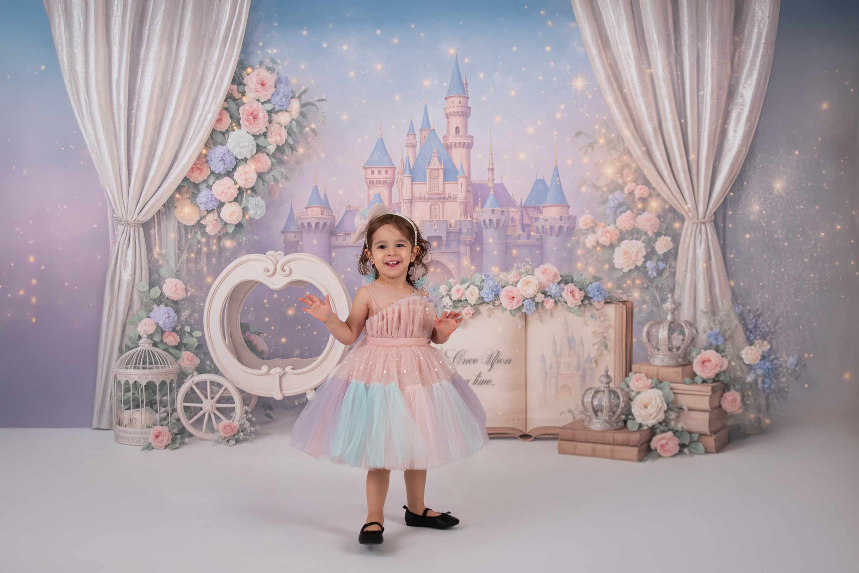 Kate Anniversaire Princesse Château Livre Fleurs Toile de fond conçu par Ashley Paul - Kate Backdrop FR