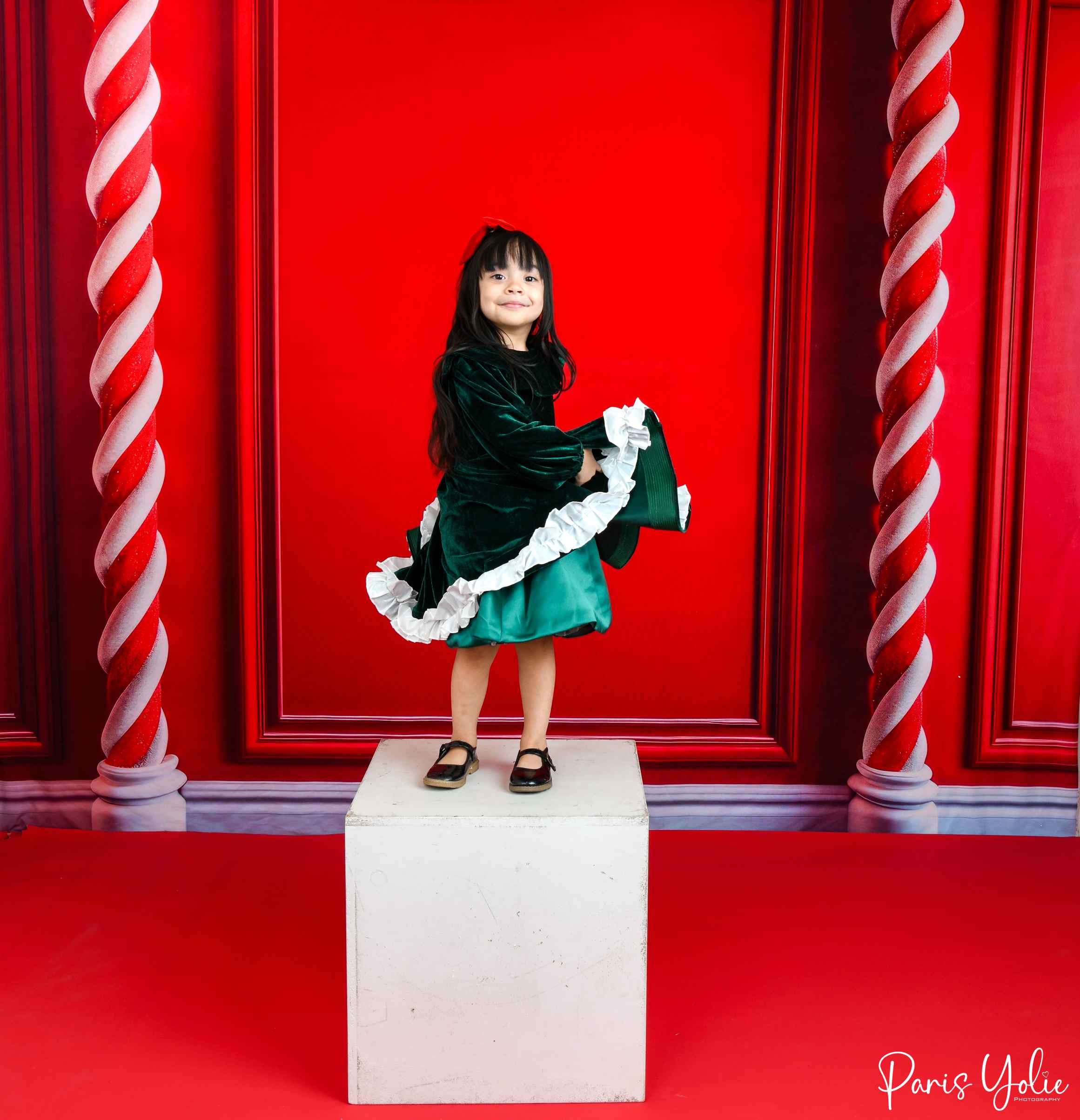 Kate Noël Rouge Canne à sucre Mur Toile de fond conçue par Mini MakeBelieve