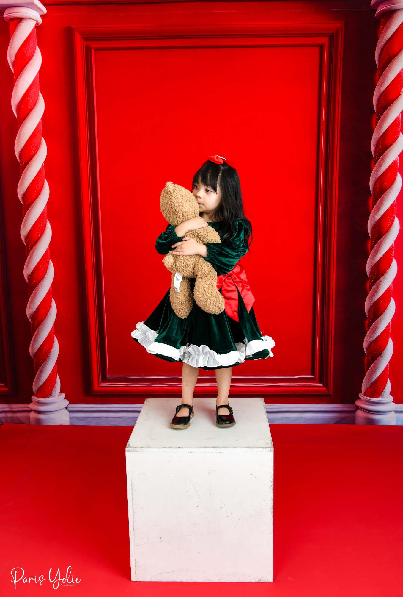 Kate Noël Rouge Canne à sucre Mur Toile de fond conçue par Mini MakeBelieve