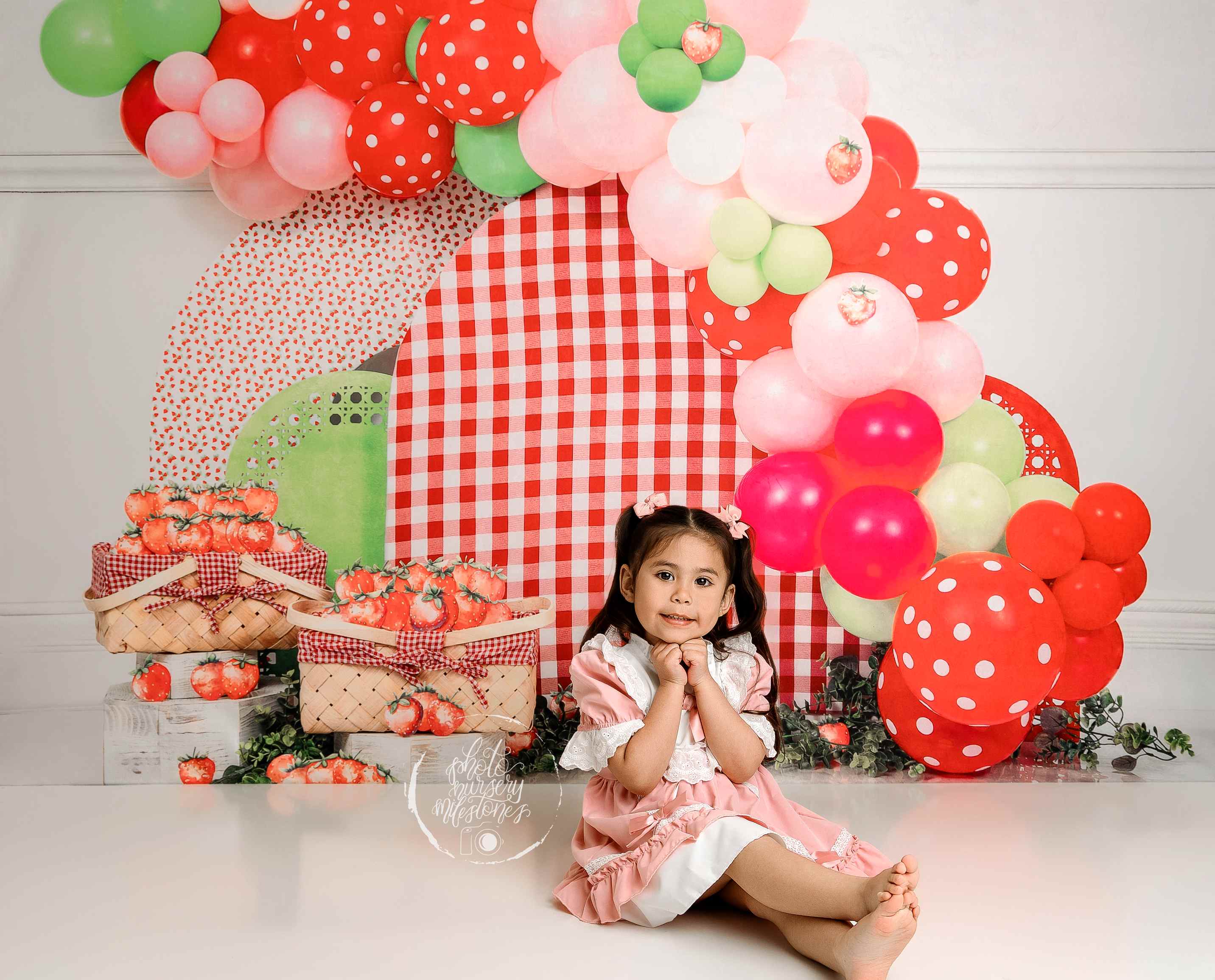 Kate Fraise Cake smash Arche de ballons Toile de fond conçue par Mini MakeBelieve - Kate Backdrop FR
