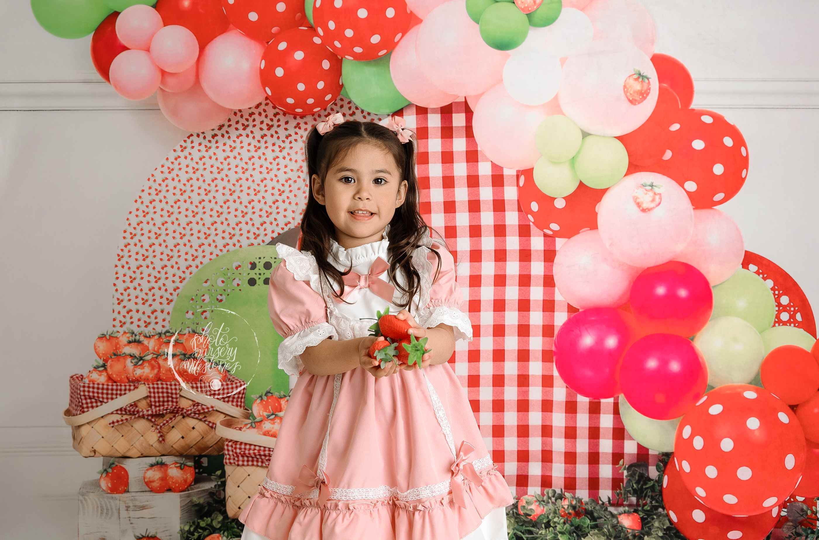 Kate Fraise Cake smash Arche de ballons Toile de fond conçue par Mini MakeBelieve - Kate Backdrop FR