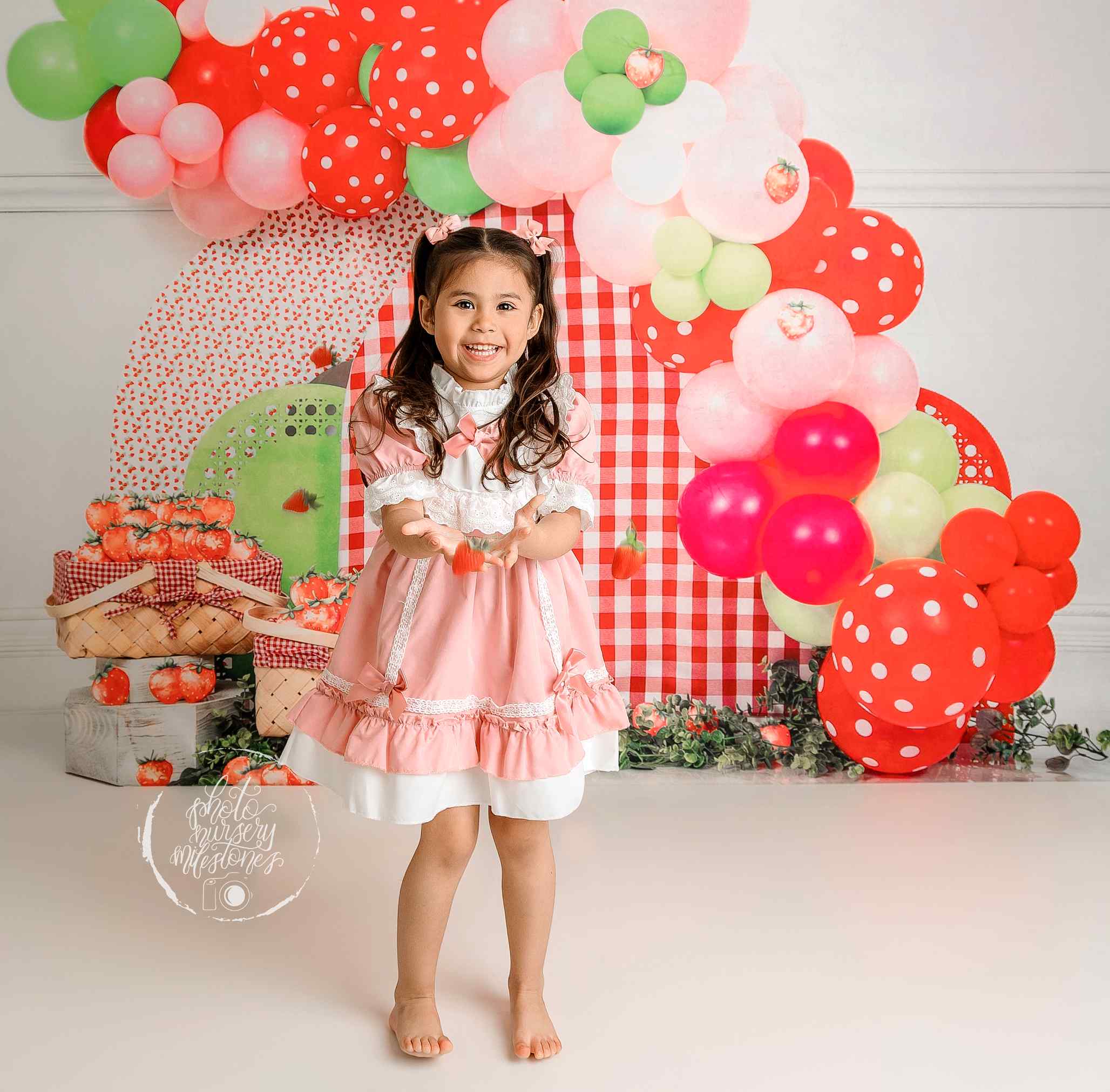 Kate Fraise Cake smash Arche de ballons Toile de fond conçue par Mini MakeBelieve - Kate Backdrop FR