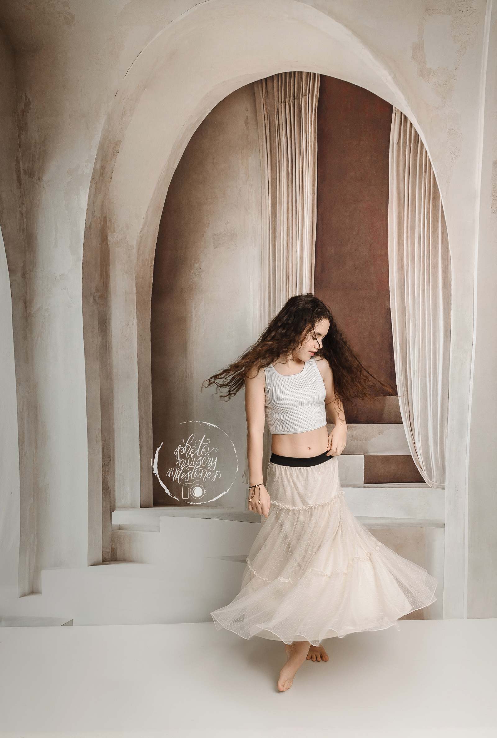 Kate Minimaliste Arche Escaliers Blanc Toile de fond conçue par Emetselch - Kate Backdrop FR