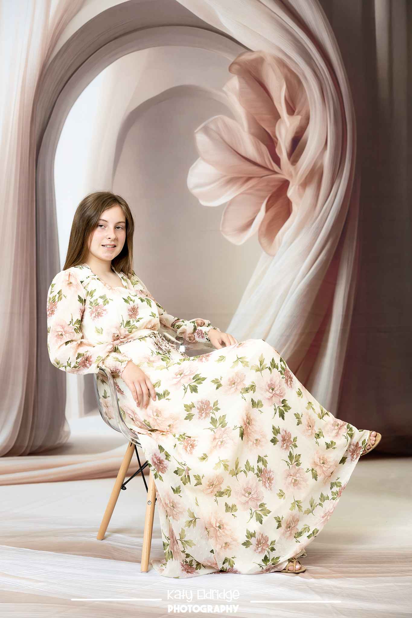 Kate Sweep Mur-à-Sol Doux Pêche Satin Draperie Toile de fond conçue par Patty Roberts