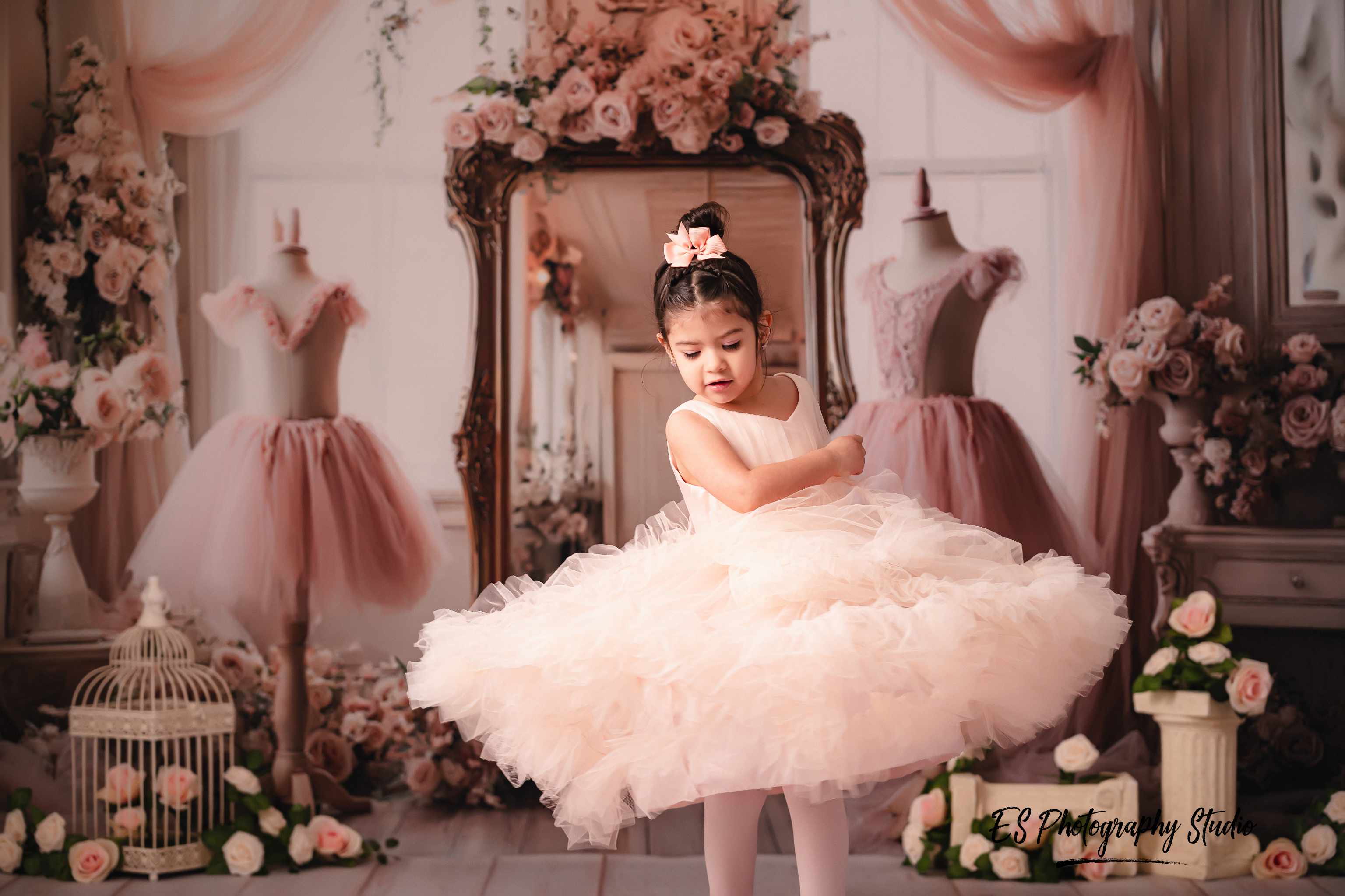 Kate Rose Robes Fleurs Miroir Toile de fond conçue par Ashley Paul