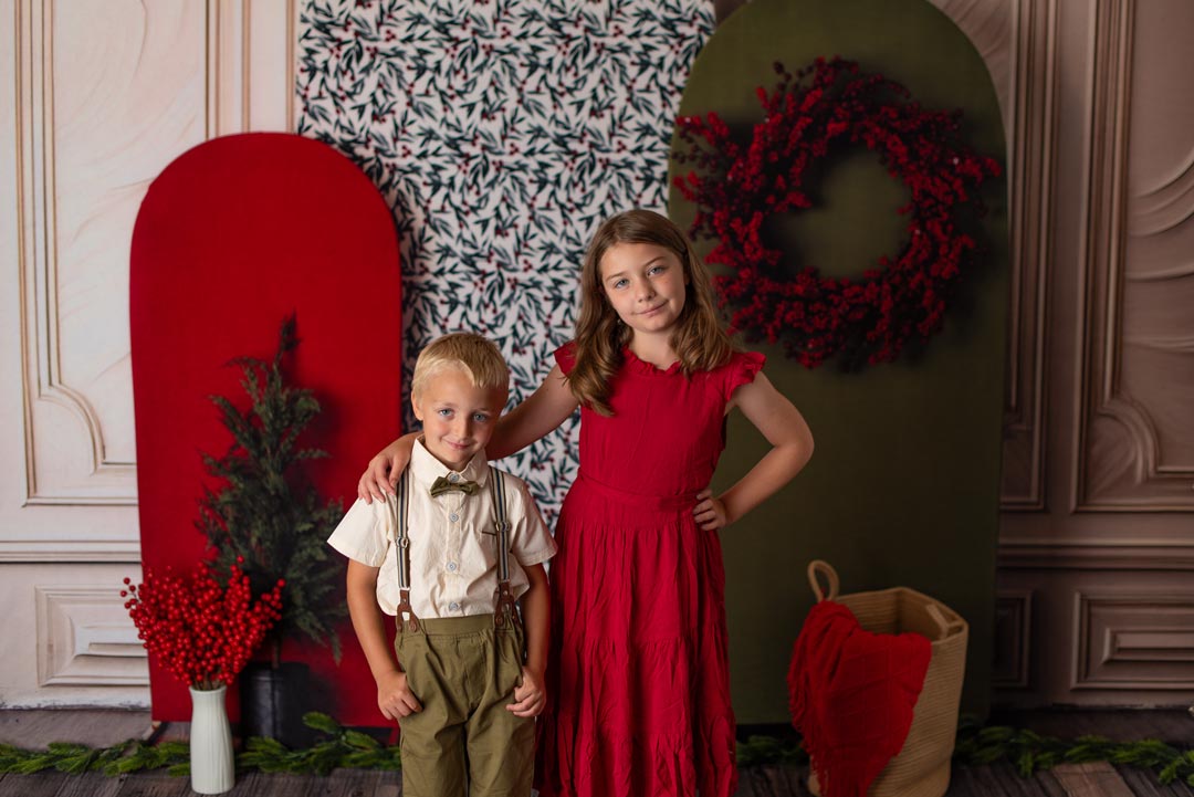 Kate Noël Sapin Couronne Arche Rouge Toile de fond conçue par Mandy Ringe