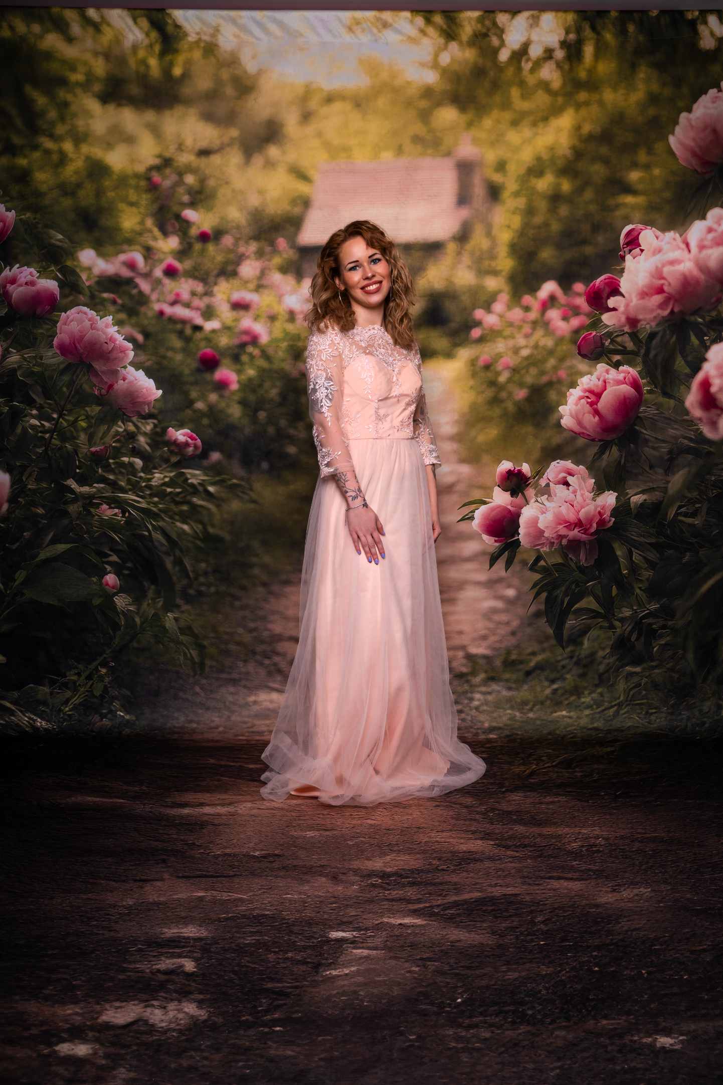 Kate Sweep Mur-à-Sol Fleurs Campagne Maison Chemin Toile de fond conçue par Lidia Redekopp - Kate Backdrop FR