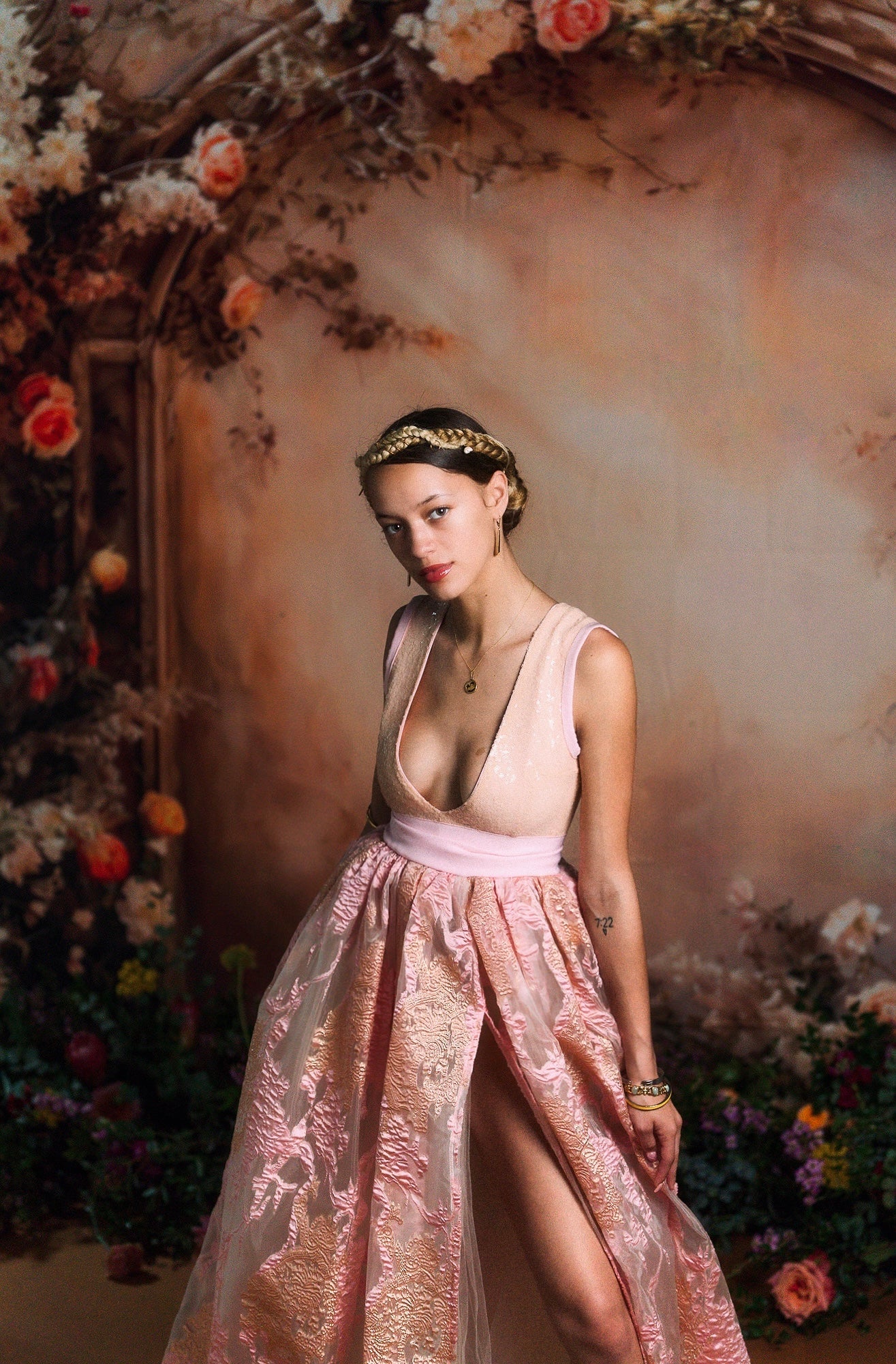 Offres Éclair-Kate Ensoleillé Beige Mur Arc de fleurs Toile de fond en Laine conçue par Emetselch - Kate Backdrop FR
