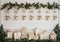 Kate Noël Clochettes Cadeaux Mur Blanc Toile de fond conçue par Patty Roberts