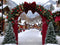 Kate Noël Village Arc Sapins Neige Toile de fond conçue par Mini MakeBelieve - Kate Backdrop FR