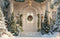 Kate Noël Façade Sapins Neige Toile de fond en Laine conçue par Emetselch - Kate Backdrop FR