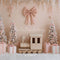 Kate Noël Sapins Cadeaux Train Rose Toile de fond conçue par Patty Roberts