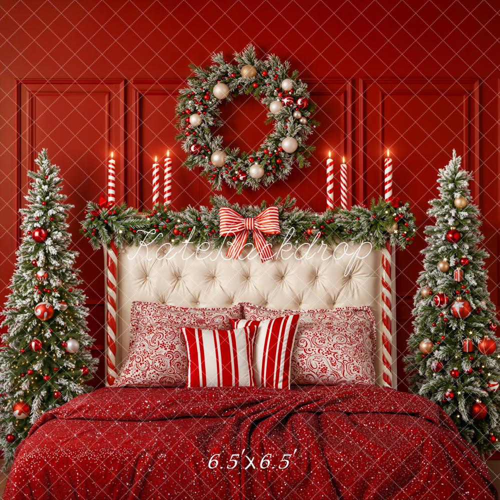 Kate Noël Rouge Lit Sapins Couronne Toile de fond conçue par Emetselch - Kate Backdrop FR