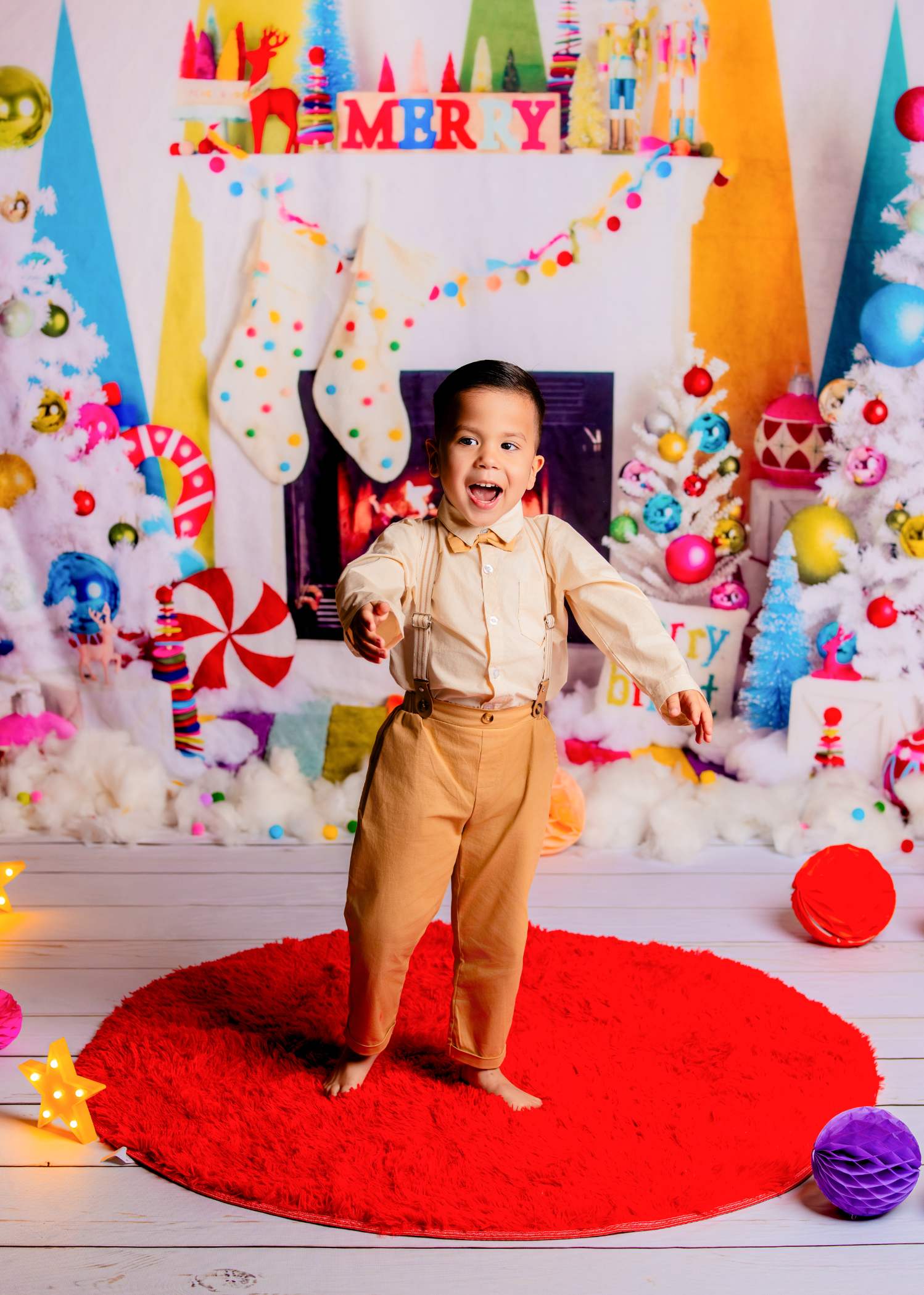 Kate Noël Cheminée Sapins Boules Coloré Toile de fond conçue par Mandy Ringe - Kate Backdrop FR