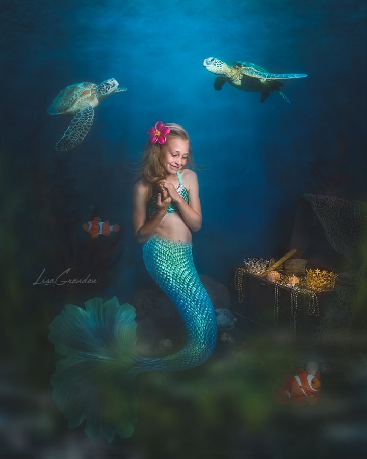Kate Sirène d'été sous la toile de fond de la mer conçue par Lisa Grande
