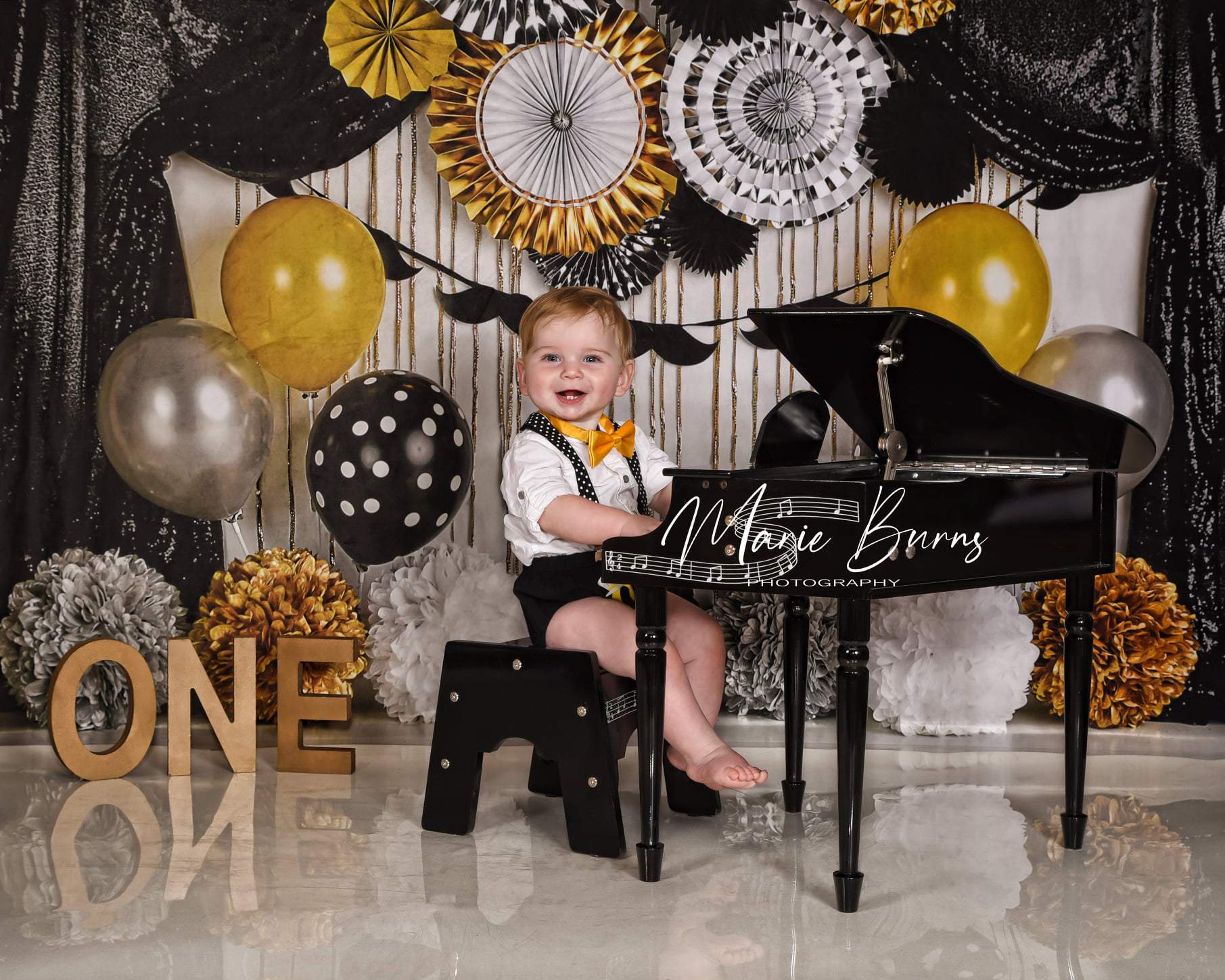 Kate 1er Anniversaire Ballons Noir Blanc Toile de fond conçue par Mandy Ringe - Kate Backdrop FR