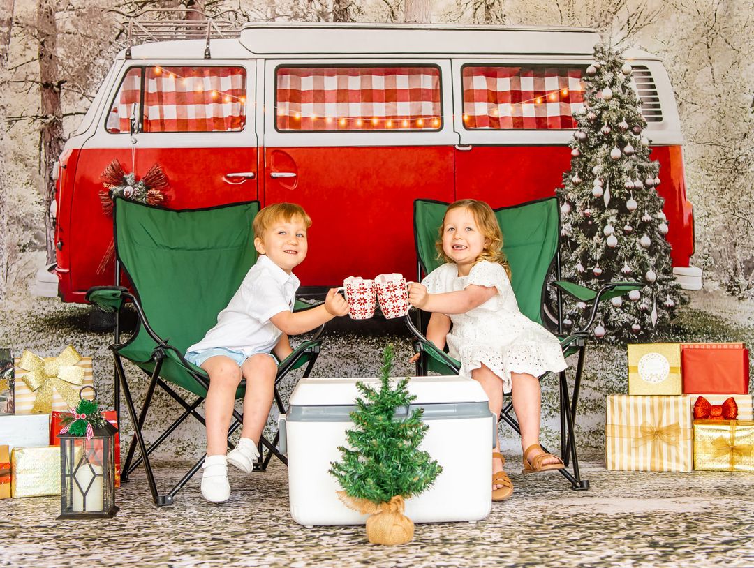 Kate Sapin de Noël Rouge Camping-car Neige Toile de fond conçu par Kerry Anderson