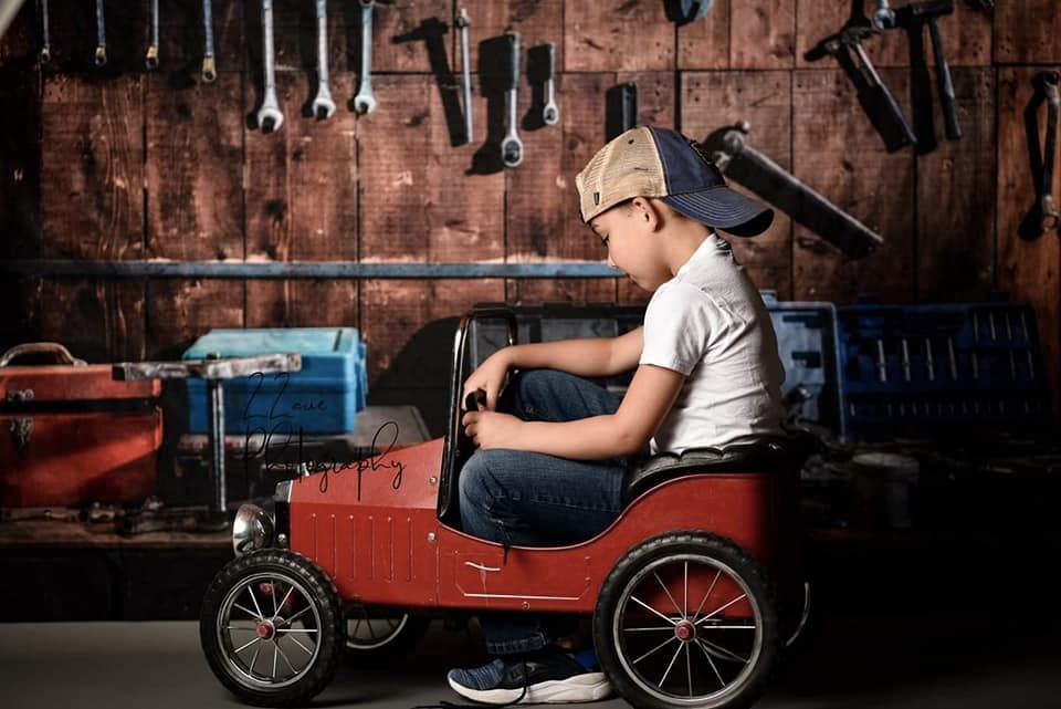Étagère Kate Tool contre une table de garage vintage pour garçon / fête des pères