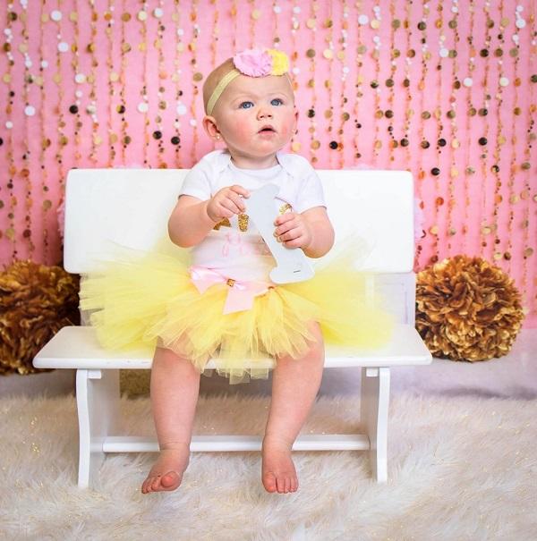 Kate mur Bubble Gum avec toile de fond or 1er anniversaire pour la photographie conçu par Lisa B