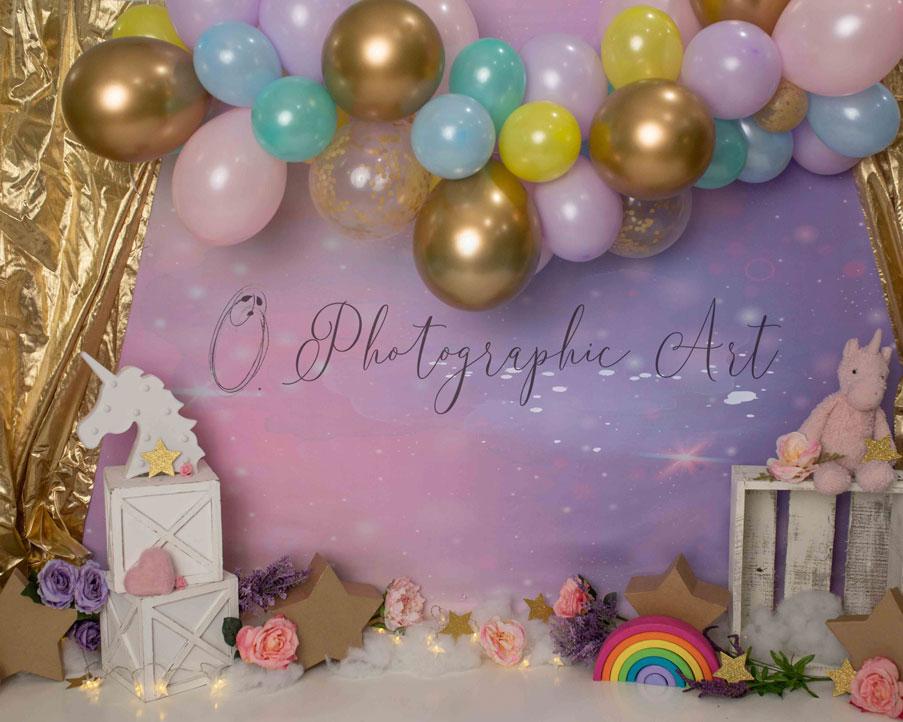 Kate Fête Anniversaire Licorne Rideau doré Ballons Toile de fond conçue par Jenna Onyia