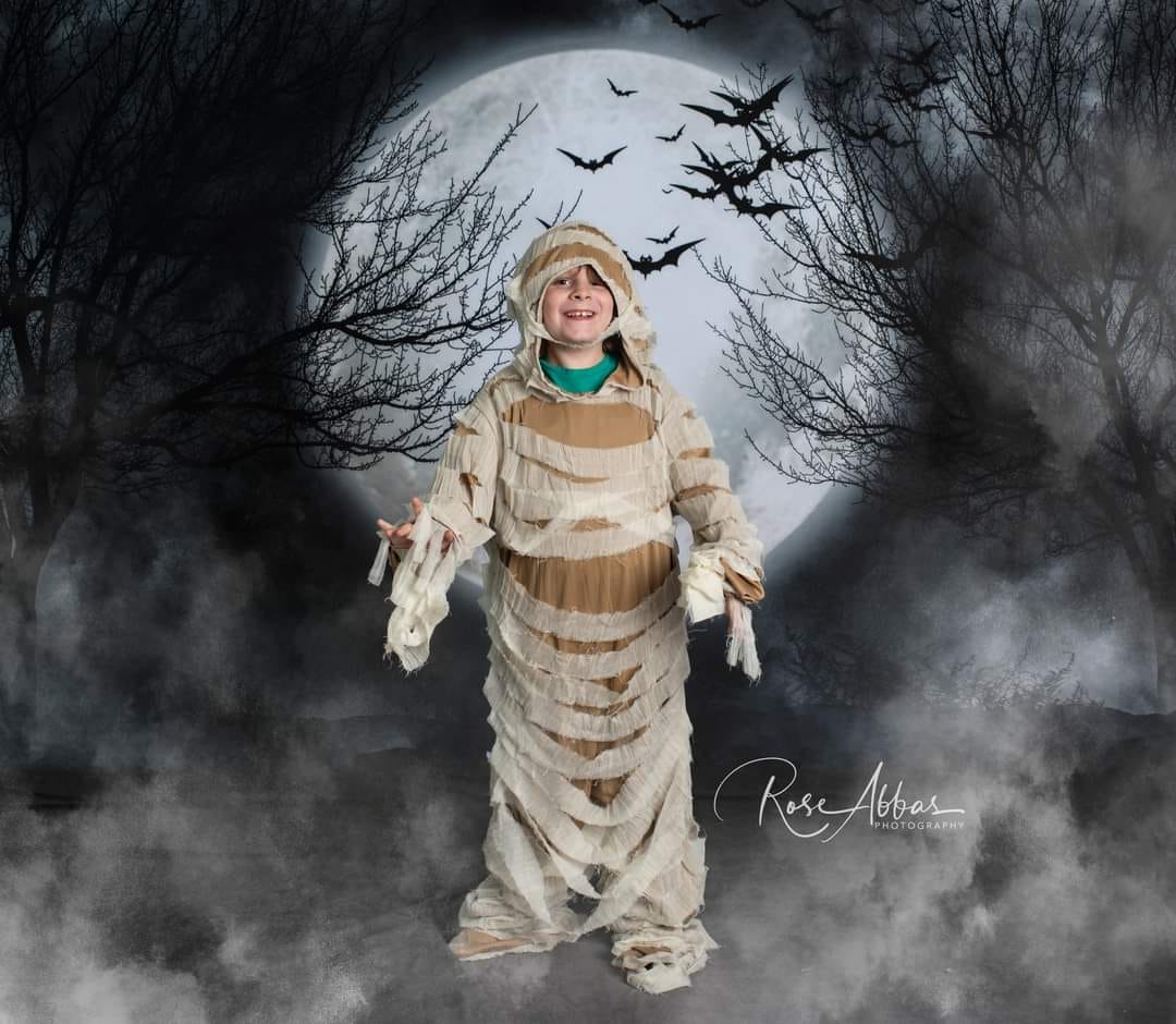 Kate Halloween Effrayant Pleine lune Nuit Toile de fond conçue par Rose Abbas