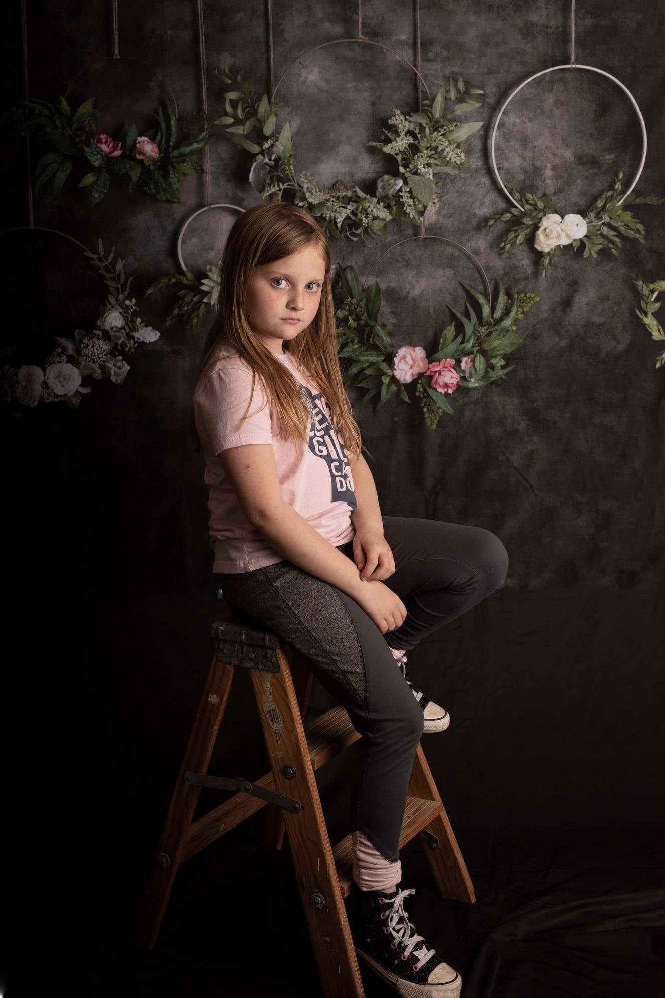 Kate toile de fond de cerceaux floraux foncés conçue par Mandy Ringe Photographie
