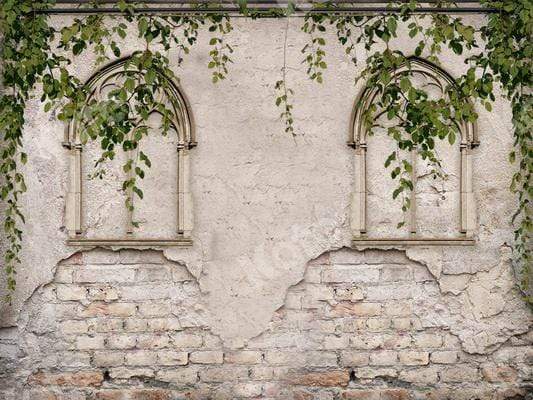 Kate mur de briques d'été avec toile de fond de verdure pour la photographie
