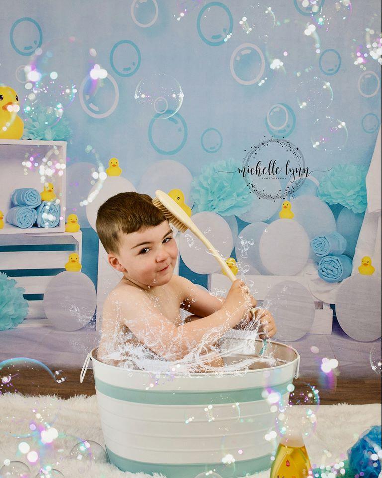 Kate Toile de fond bleu canard Bathtime conçue par Jia Chan Photographie