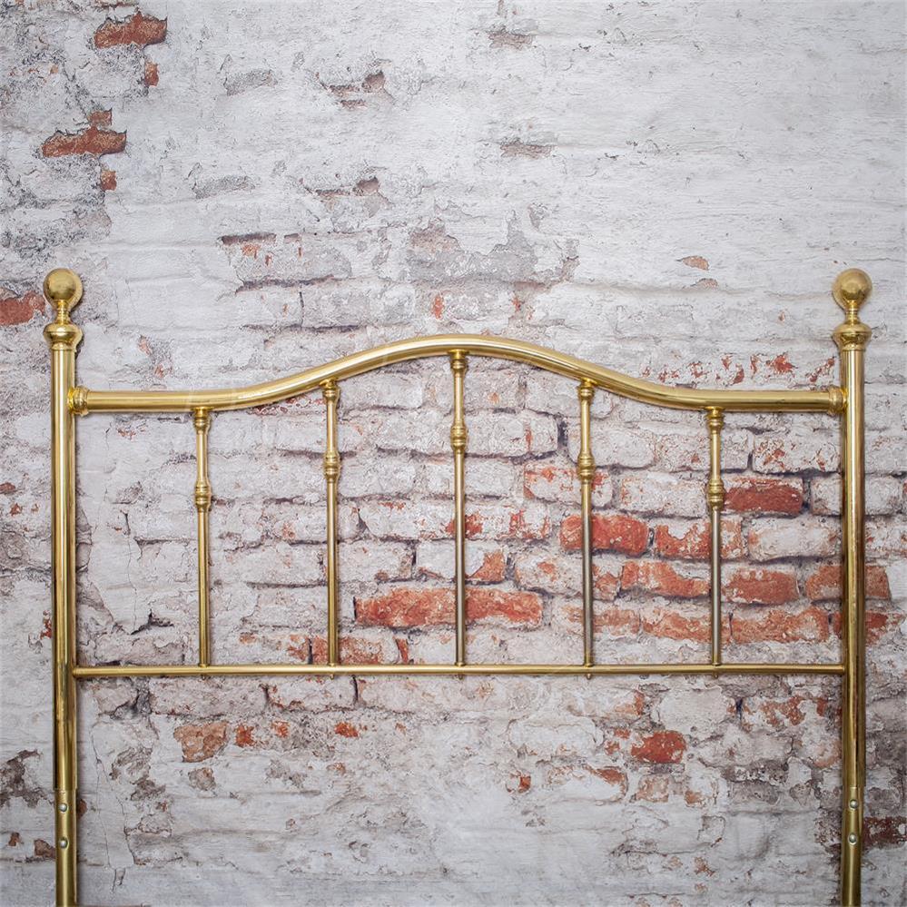 Kate tête de lit en laiton pleine toile de fond de mur de briques conçue par Pine Park Collection