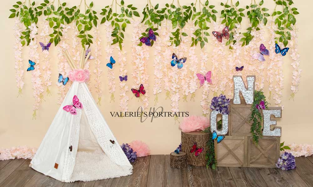 Kate Boho Papillon Jardin Tente 1er anniversaire Beige Toile de fond conçue par Valerie Miranda