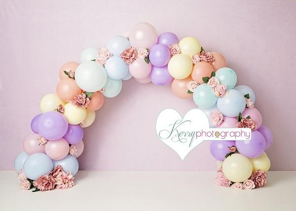 Kate ballons arc-en-ciel avec des fleurs pour la toile de fond d'anniversaire d'enfants pour la photographie conçue par Kerry Anderson