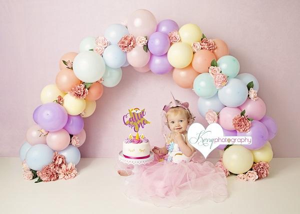 Kate ballons arc-en-ciel avec des fleurs pour la toile de fond d'anniversaire d'enfants pour la photographie conçue par Kerry Anderson