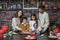 Kate Cuisine Noël Famille Mur de briques Toile de fond conçu par Arica Kirby - Kate Backdrop FR