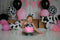 Kate Vache Anniversaire Enfant Mur en bois Toile de fond conçue par Mandy Ringe - Kate Backdrop FR