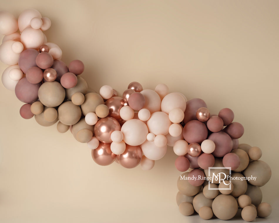 Kate Guirlande de ballons en toile de fond Boho rose mat conçue par Mandy Ringe Photographie