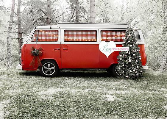 Kate Sapin de Noël Rouge Camping-car Neige Toile de fond conçu par Kerry Anderson